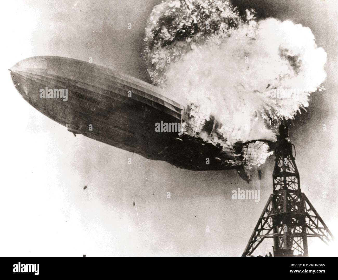 Il Zeppelin LZ 129 Hindenburg prendere fuoco il 6 maggio 1937 alla stazione aeronavale di Lakehurst in New Jersey - Gus Pasquerella foto Foto Stock