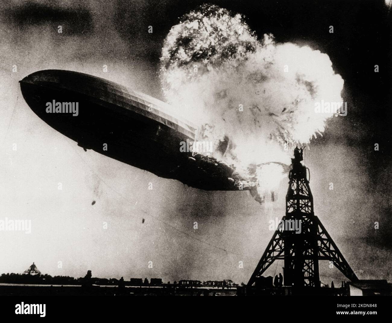 ANTICIPO PER DOMENICA AGOSTO. 22--FILE--questa foto, scattata durante l'esplosione iniziale dell'Hindenburg, mostra lo zeppelin tedesco di 804 piedi appena prima che le esplosioni successive inviino la nave che si schiantava a terra presso la stazione aeronavale di Lakehurst, N.J., 6 maggio 1937. Le fiamme ruggenti silano due uomini, a destra in cima all'albero di ormeggio, pericolosamente vicino alle esplosioni. La scena ha stimolato l'emittente radiofonica NBC Herbert Morrison a fornire un resoconto memorabile e altamente emotivo del disastro. (AP Photo/Philadelphia Public Ledger, ho) il Zeppelin LZ 129 Hindenburg prendere fuoco il 6 maggio 1937 Foto Stock