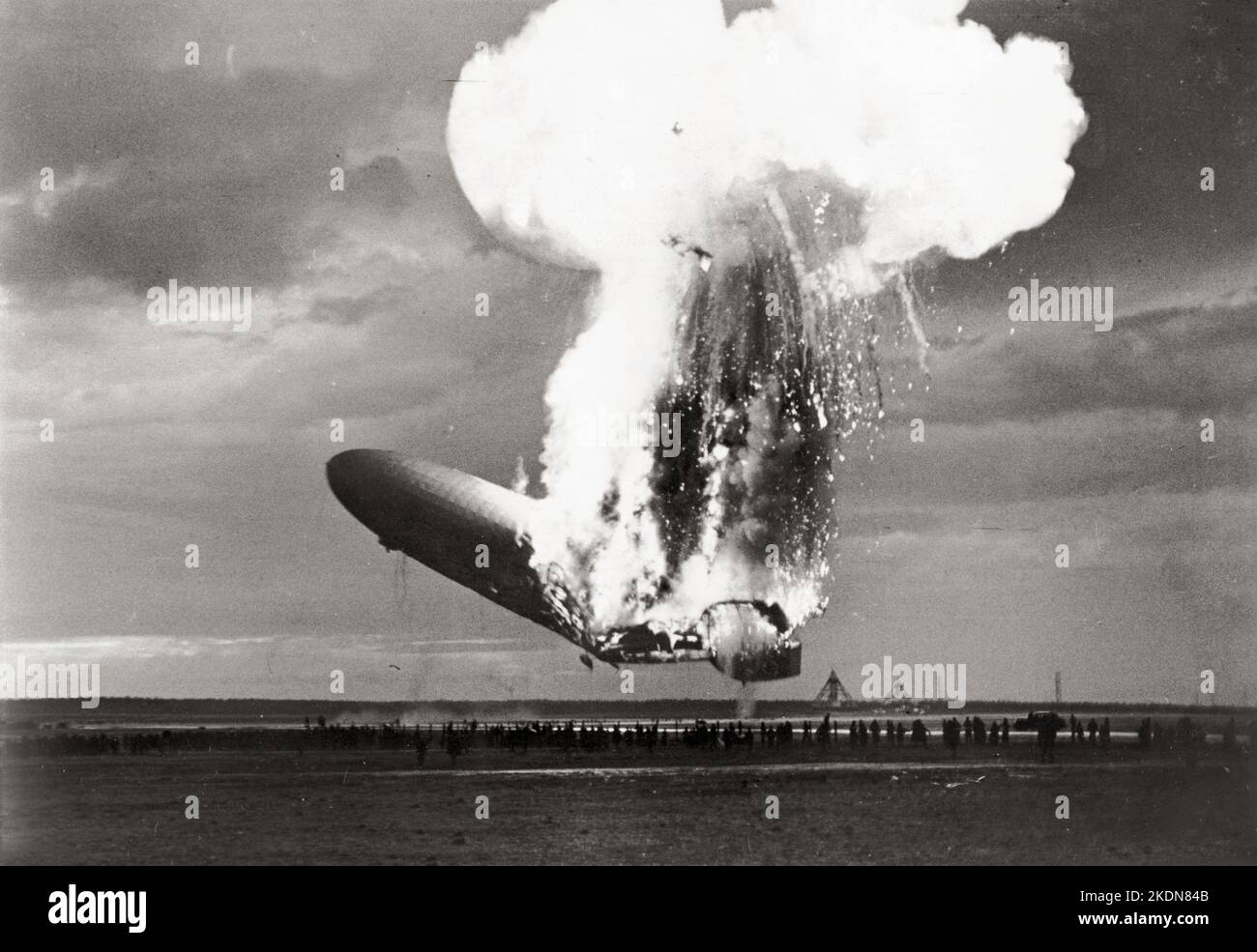 Lo Zeppelin LZ 129 Hindenburg si incendia il 6 maggio 1937 alla base aeronavale Lakehurst del New Jersey. 3 Foto Stock