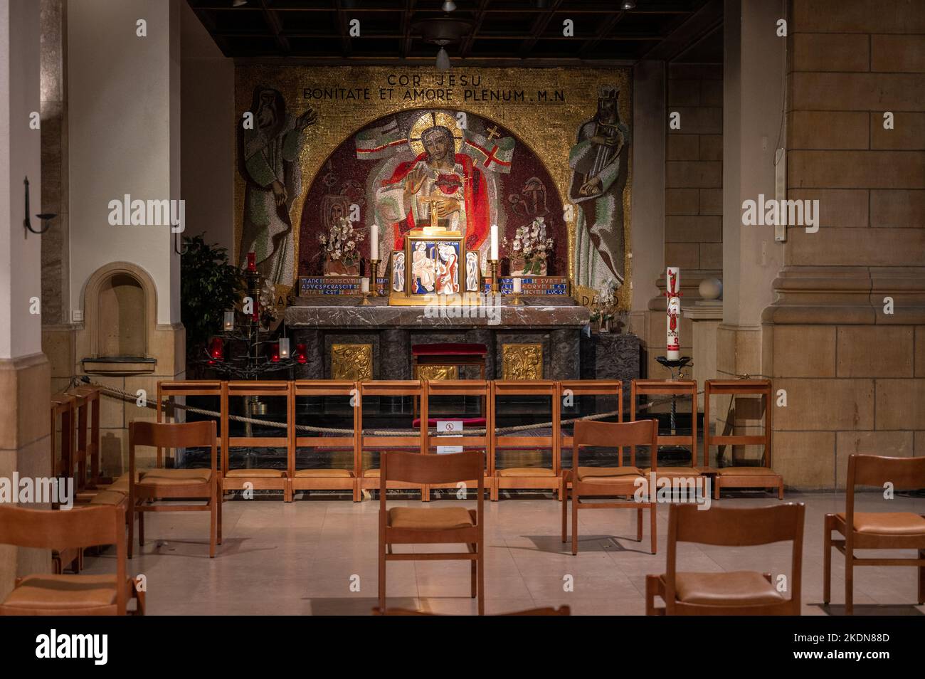 Cappella laterale e altare dedicato al Sacro cuore di Gesù. Notre-Dame de Luxembourg (Cattedrale di Notre-Dame in Lussemburgo). Foto Stock