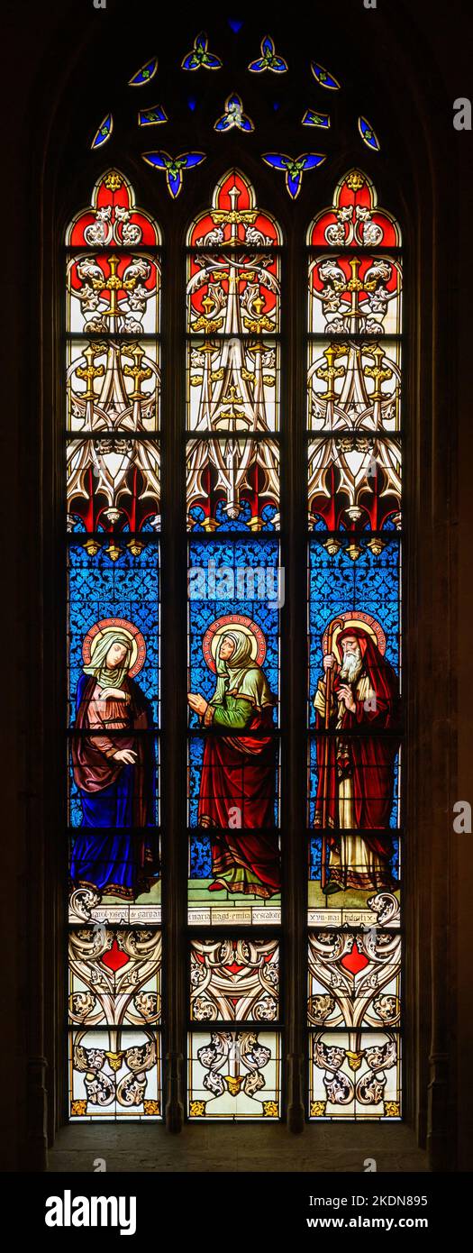 Vetrata raffigurante la Visitazione (della Vergine Maria a Santa Elisabetta). Notre-Dame de Luxembourg (Cattedrale di Notre-Dame in Lussemburgo). Foto Stock