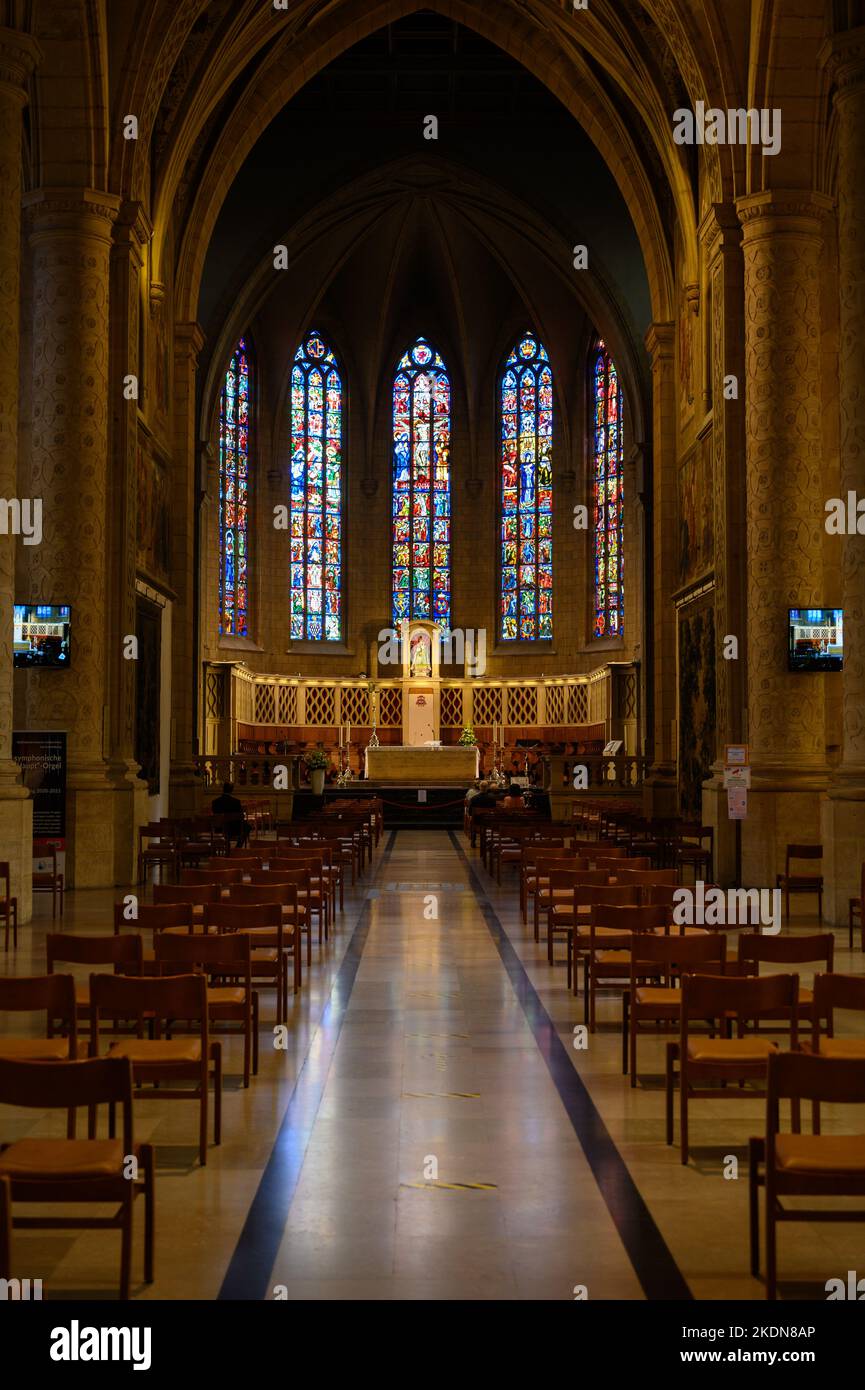 L'altare centrale e le vetrate sopra di esso nella Notre-Dame de Luxembourg (Cattedrale di Notre-Dame in Lussemburgo). Foto Stock