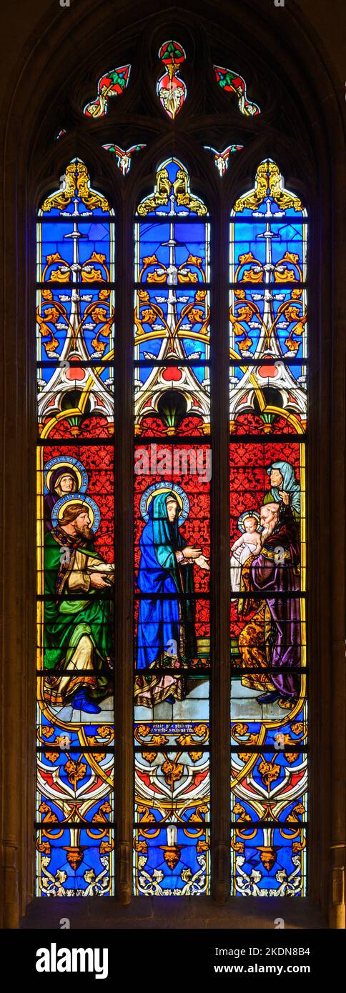 Vetrata raffigurante la Presentazione del Signore al Tempio. Notre-Dame de Luxembourg (Cattedrale di Notre-Dame in Lussemburgo). Foto Stock