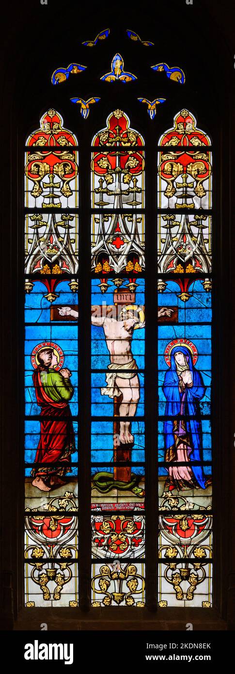 Vetrata raffigurante la Crocifissione del Signore. Notre-Dame de Luxembourg (Cattedrale di Notre-Dame in Lussemburgo). Foto Stock