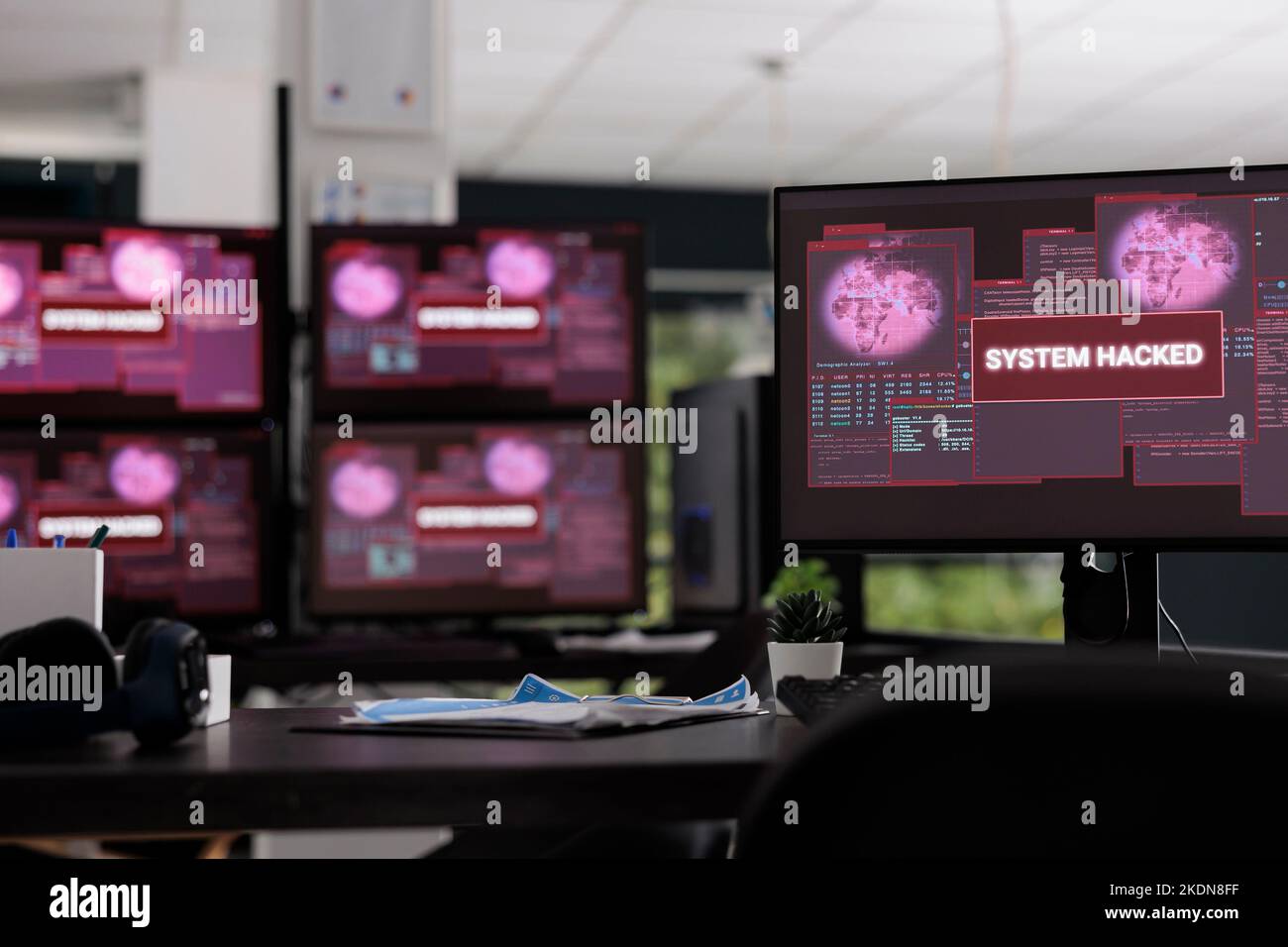 Big data IT ufficio vuoto che visualizza un messaggio di errore critico sullo schermo del pc, più monitor lampeggiante violazione di sicurezza avviso e crash del sistema. Avviso di attacco hacking e malfunzionamento del computer. Foto Stock