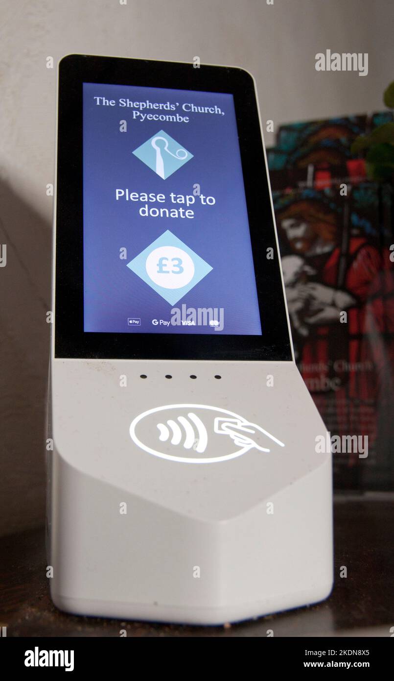 macchina per la donazione di lettori di carte contactless nella chiesa parrocchiale inglese Foto Stock