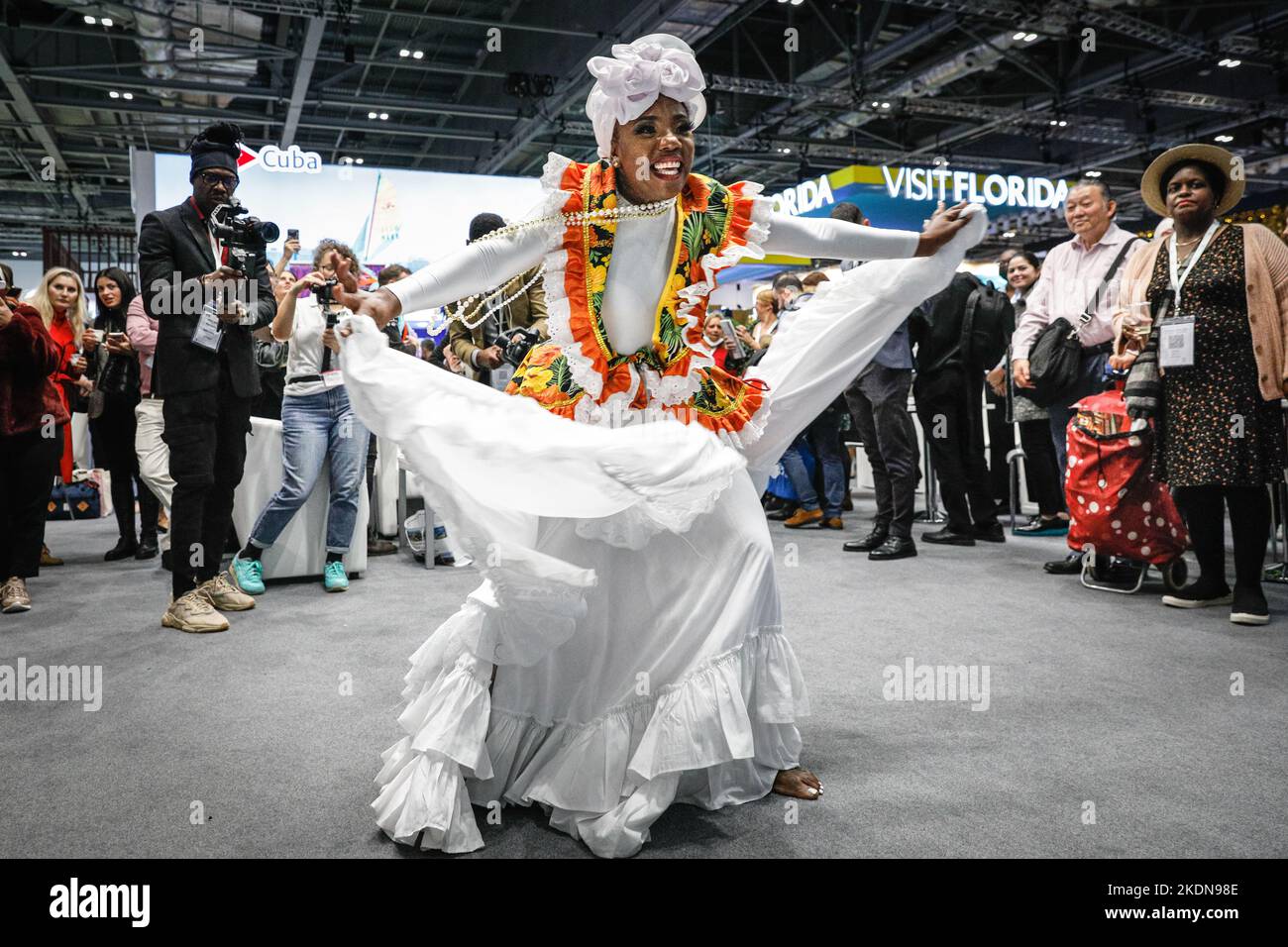 Londra, Regno Unito. 07th Nov 2022. Lo stand Tobago and Beyond ospita un'accoglienza ben curata con ballerini caraibici, tamburi d'acciaio e artisti del Carnevale in costume. World Travel Market (WTM), la fiera annuale di Londra dedicata ai viaggi e al turismo, apre nuovamente le porte al centro espositivo Excel di East London. L'evento è nella sua edizione 43rd di quest'anno e sembra molto più affollato quest'anno con una forte partecipazione in aumento rispetto allo scorso anno. Credit: Imageplotter/Alamy Live News Foto Stock