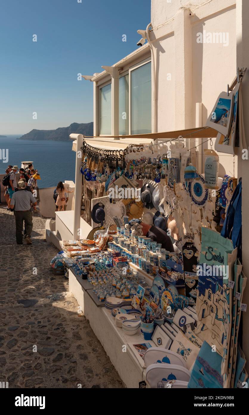 Oia, Santorini, Grecia. 2022. Villeggianti e un negozio di souvenir nel centro della città di Oia, Santorini. Foto Stock