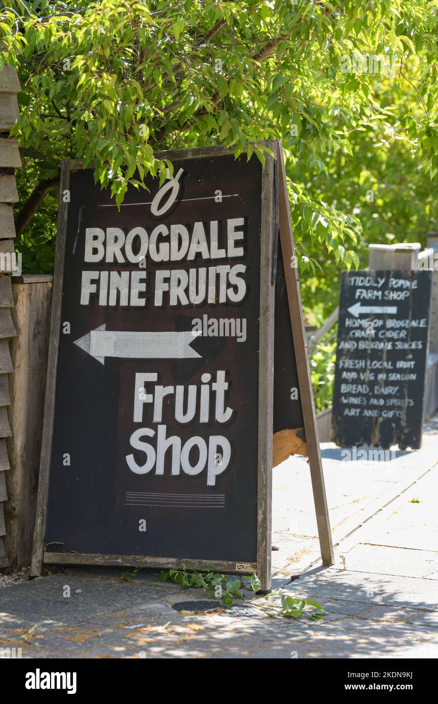 Cartelli per il negozio di frutta Brogdale fine Fruits e Tiddly Pomme presso la collezione nazionale di frutta Brogdale Collections, Faversham, Kent, Inghilterra, Regno Unito Foto Stock
