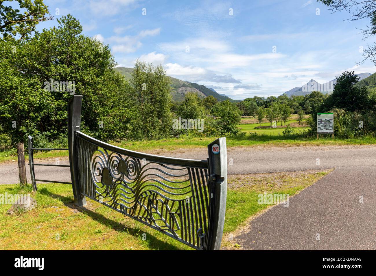 Scozia, pista ciclabile nazionale 78 cancello post rallentamento barriera, costa occidentale della Scozia vicino Oban, Regno Unito, estate giorno 2022 Foto Stock