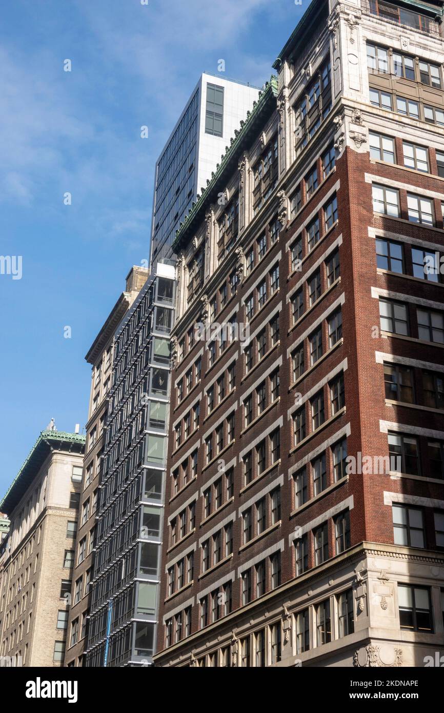 Imponenti edifici di uffici fiancheggiano Madison Avenue nella sezione Nomad di Manhattan, 2022, New York City, USA Foto Stock