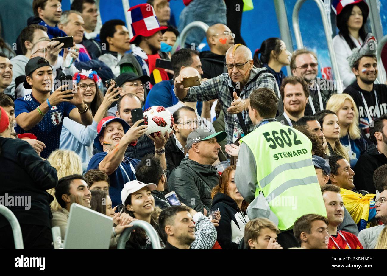 San Pietroburgo , 10.07.2018 Serie Ordner Schnappt sich den Spiel Ball von einem Fan der ein Selfie machen mšchte Frankreich - Belgien Copyright (nur Foto Stock