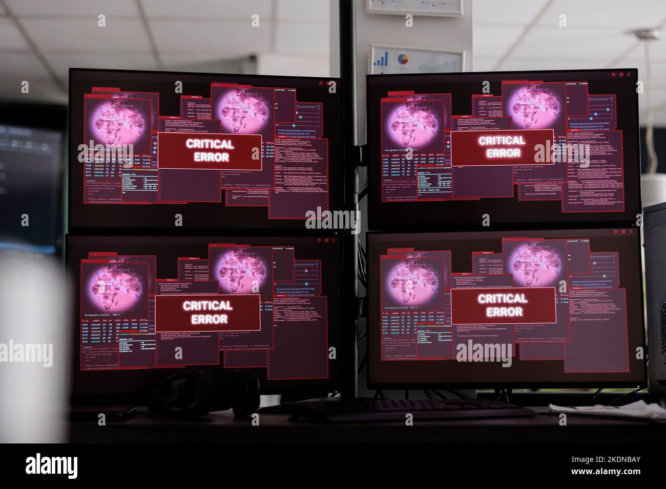 I computer visualizzano un messaggio di errore critico lampeggiante sullo schermo, che mostra un avviso di pirateria informatica e un avviso di violazione della sicurezza. Svuotare l'ufficio della società IT con più monitor che eseguono attacchi di cyber crimine. Foto Stock