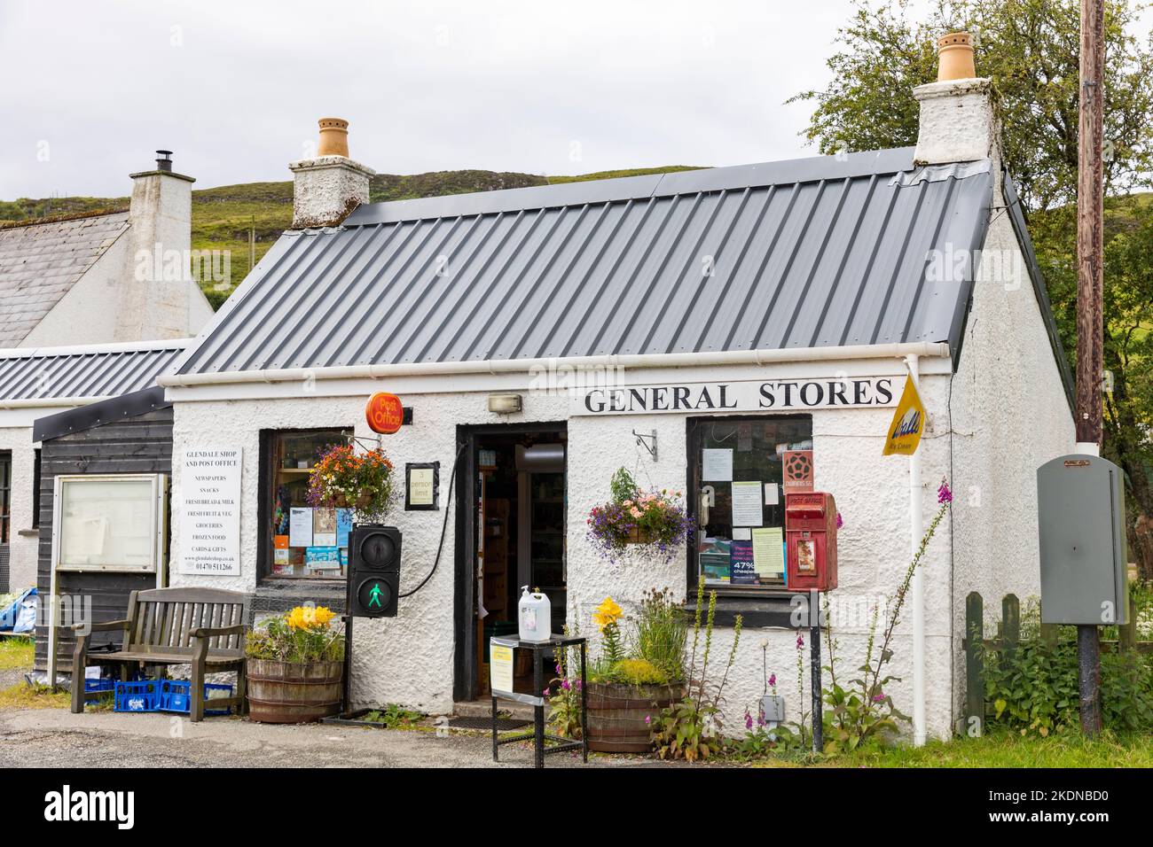 L'ufficio postale di Glendale e il negozio in questa proprietà della comunità sull'isola di Skye, Scozia, Regno Unito, estate 2022 Foto Stock