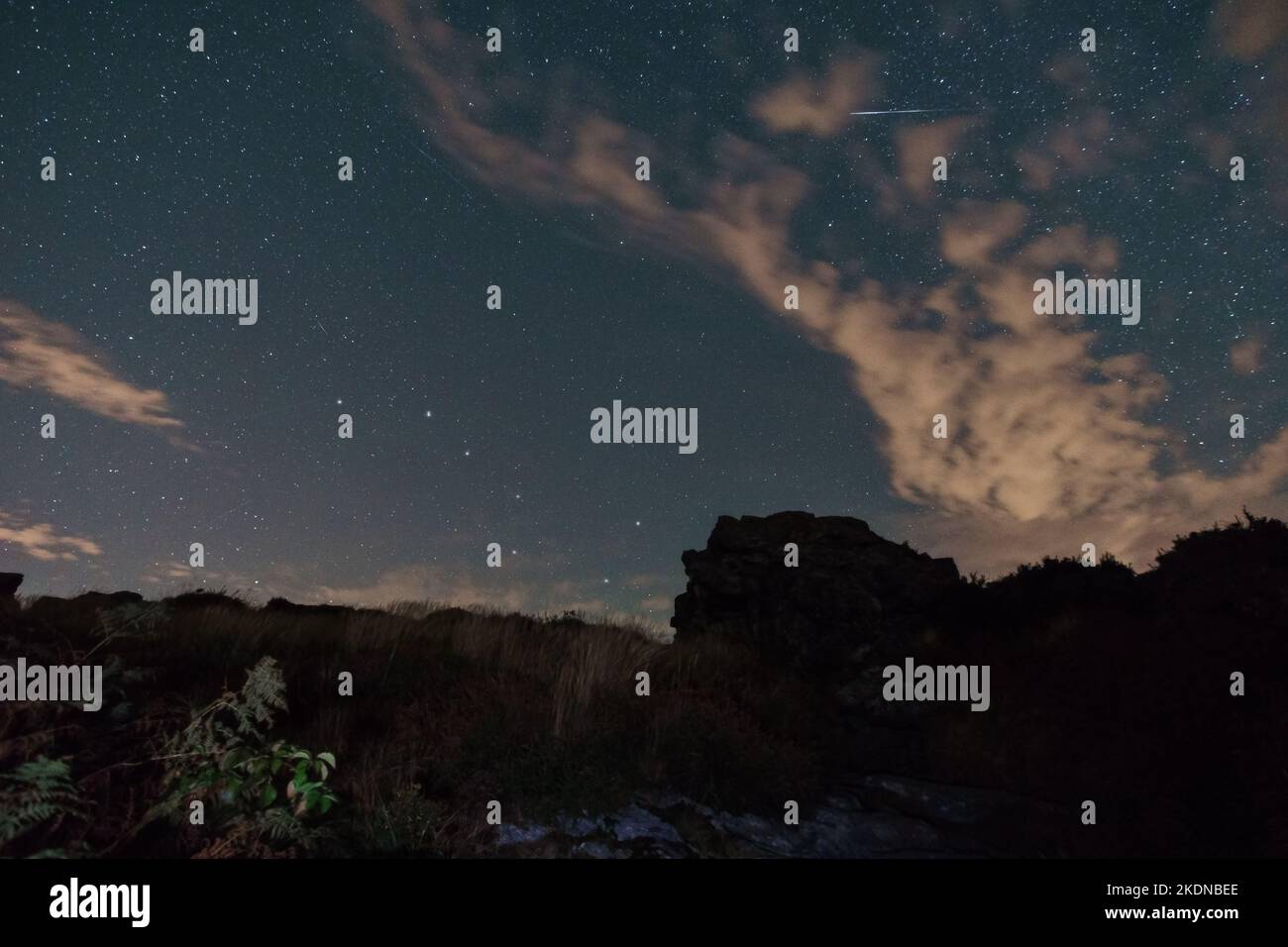 Big Dipper o Grande costellazione dell'Orso con la stella del tiro sopra il paesaggio roccioso a Roc'h Trevezel, Parc Naturel Regional d'Armorique, Bretagna, Francia Foto Stock