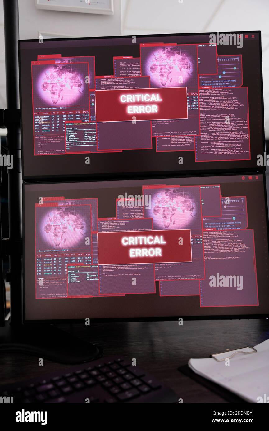 Spazio dati vuoto con più monitor che mostrano un avviso di attacco hacking, un'agenzia software che si occupa di un avviso di violazione della sicurezza. Messaggio di errore critico lampeggiante sullo schermo del pc e malfunzionamento del computer. Foto Stock