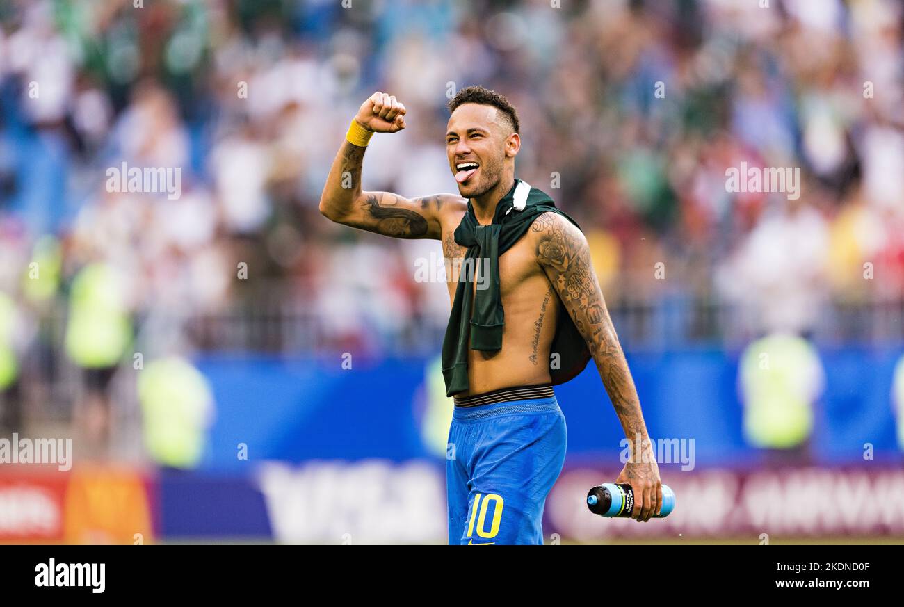 Samara, 02.07.2018 Schlussjubel: Neymar (Brasilien) - streckt die Zunge raus - mit nacktem Oberkšrper Brasilien - Mexiko Copyright (nur fŸr journalis Foto Stock