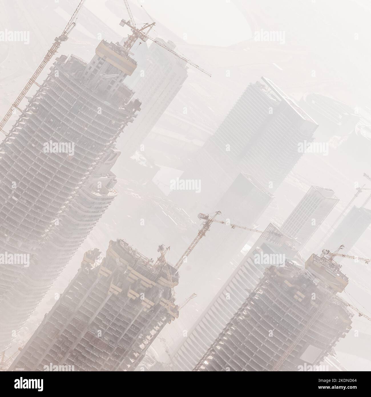 Enorme skyscrappers sito in costruzione di gru sulla sommità di edifici. Rapid urban e di costruzione per lo sviluppo del settore o l'inflazione immobiliare bolla. Foto Stock