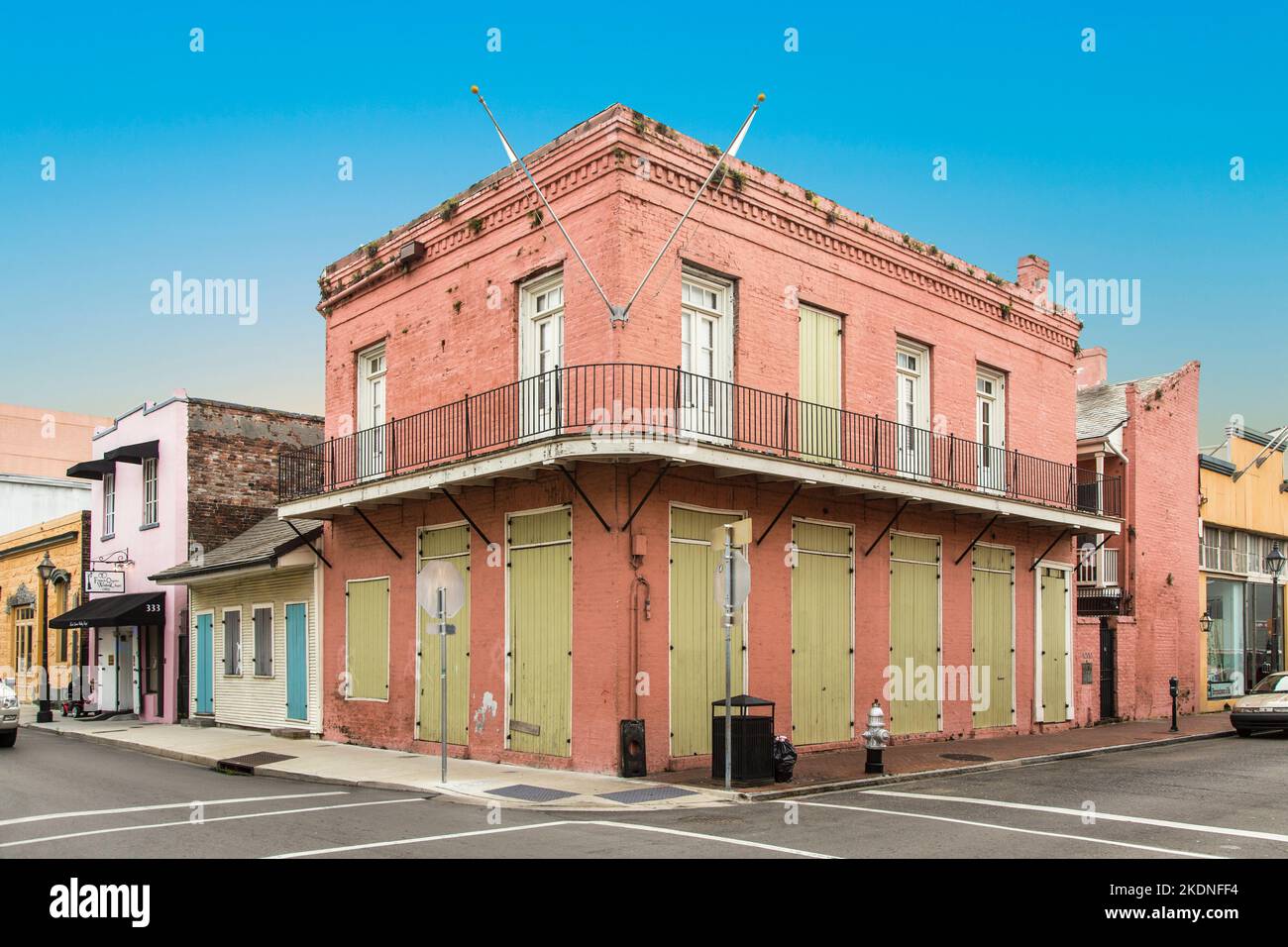 New Orleans, USA - 17 luglio 2013: Edificio storico nel quartiere francese di New Orleans, USA. Il turismo fornisce una grande fonte di entrate dopo il Foto Stock