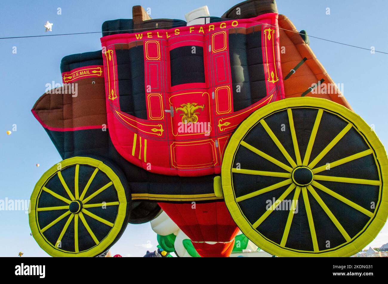 I mongolfiere speciali in forma all'Albuquerque International Balloon Fiesta includono l'iconica Stagecoach Wells Fargo Foto Stock