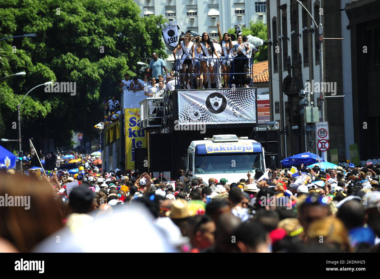 Folla di persone che festeggia alla sfilata di carnevale brasiliana di strada. Panoramica dei festaioli del carnevale che si riuniscono al bloco Cordão do Bola Preta Foto Stock