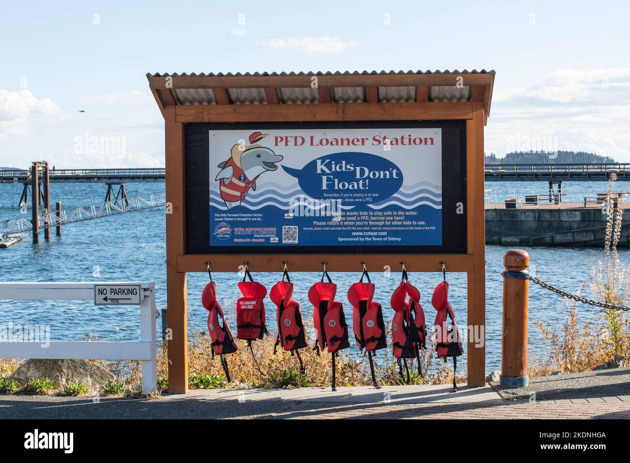 PFD Loaner Station "i bambini non galleggiano" a Sidney, British Columbia, Canada Foto Stock