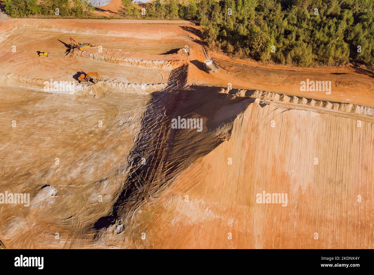 Il terreno viene portato in un unico luogo in cui si trova un veicolo industriale pesante che sposta la terra in cantiere Foto Stock