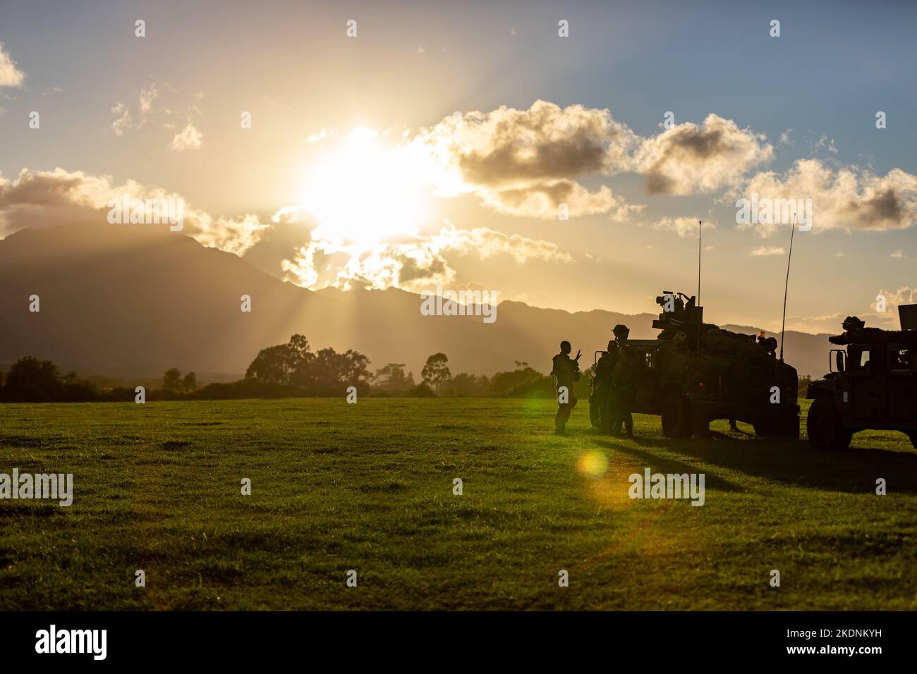 Soldati dell'esercito degli Stati Uniti con la compagnia Charlie 1-27 Wolf Hounds, 2nd Brigade Combat Team, 25th Divisione di Fanteria discutere la missione mentre su una pattuglia dismontata durante il Joint Pacific Multinational Readiness Center (JPMRC) sull'isola di o'aho, Ciao., 2 novembre 2022. JPMRC 23-01 è un centro regionale di addestramento al combattimento (CTC) a rotazione che costruisce la preparazione al combattimento nella divisione del Pacifico dell'America ed è un modo chiave in cui le forze dell'esercito si impegnano in un ambiente congiunto con i nostri alleati e partner regionali. (STATI UNITI Riserva dell'esercito Foto del personale Sgt. Keith Thornburgh) Foto Stock