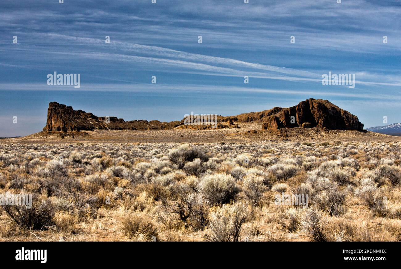 Vista su Fort Rock nell'Oregon High Desert Foto Stock