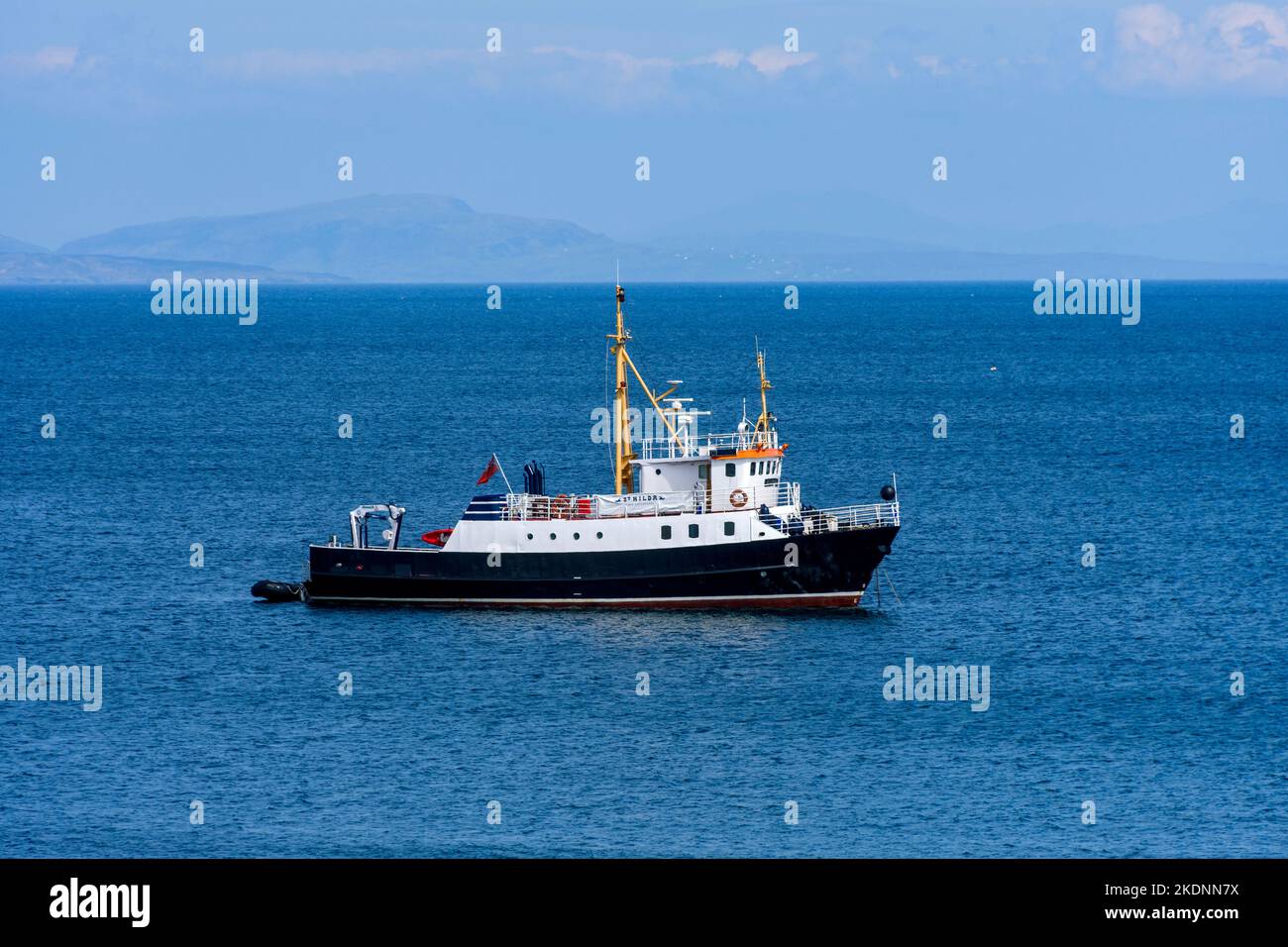 Il MV Seahorse II, un ex traghetto norvegese, ora gestito da St Hilda Sea Adventures. Al largo della costa di Sanday, Scozia, Regno Unito Foto Stock