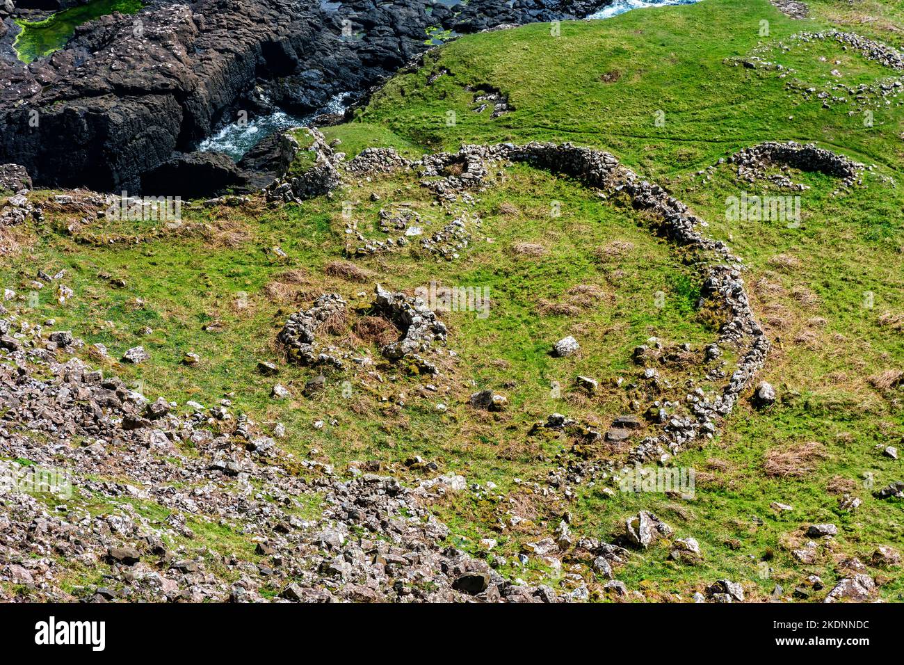 Resti di un recinto monastico paleocristiano, forse un nunnery, a Rubha Sgurr nam Bàn Naomh, Isola di canna, Scozia, Regno Unito. Foto Stock