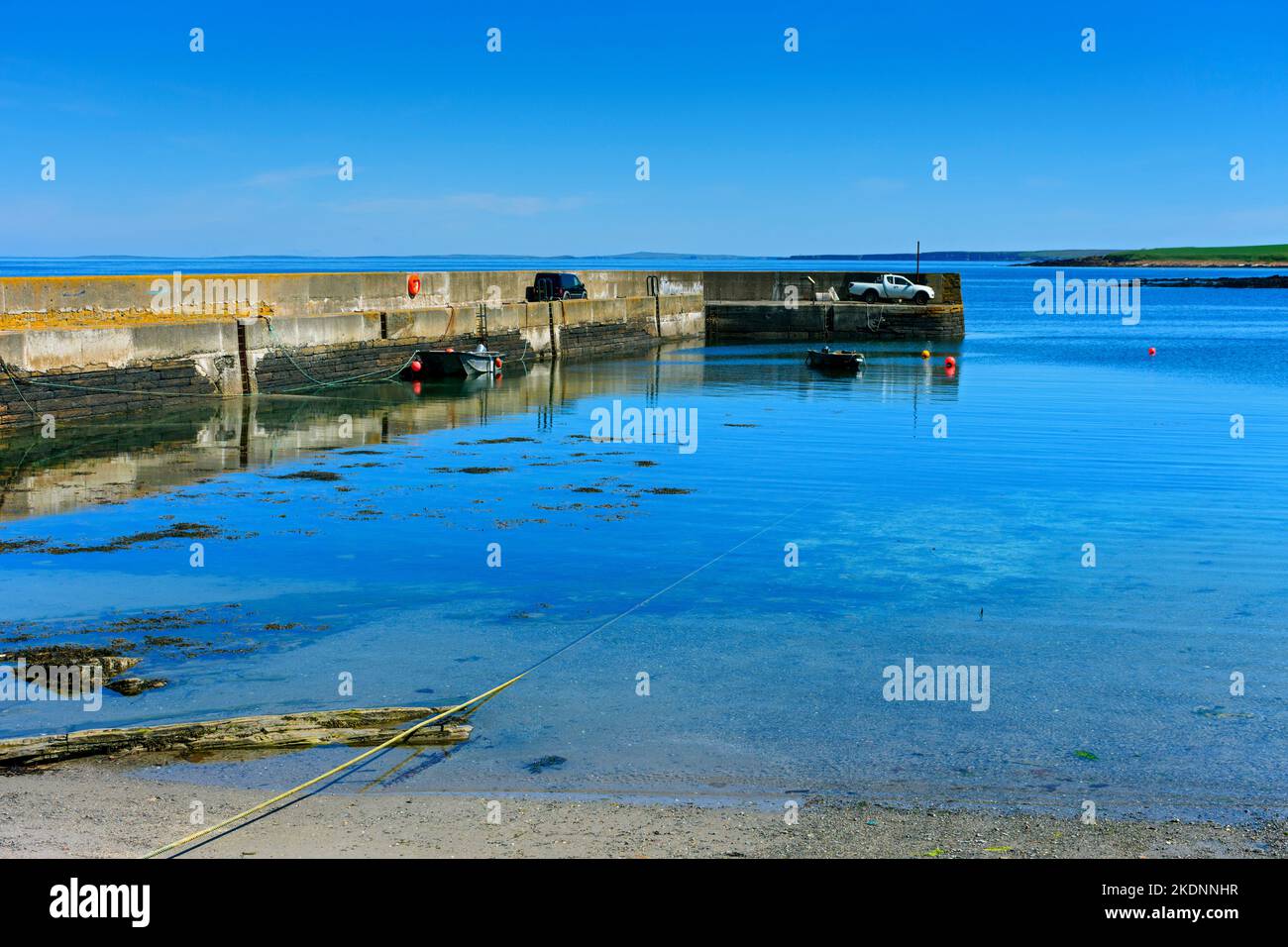 Il frangiflutti al porto di Harrow, vicino al villaggio di Scarfskerry, vicino Thurso, Caithness, Scozia, Regno Unito Foto Stock