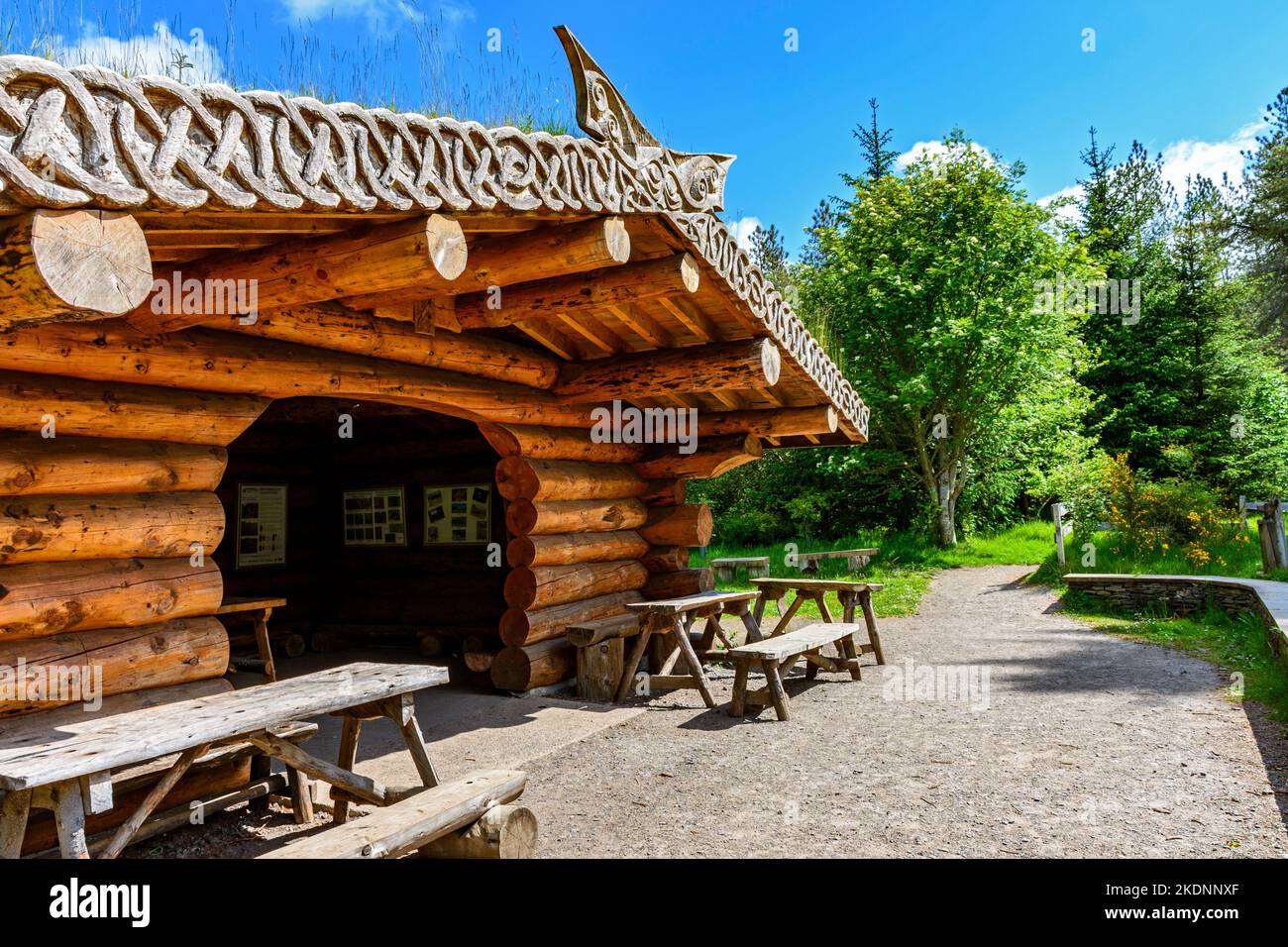 La cabina di tronchi in Dunnet Community Forest, Caithness, Scozia, Regno Unito Foto Stock