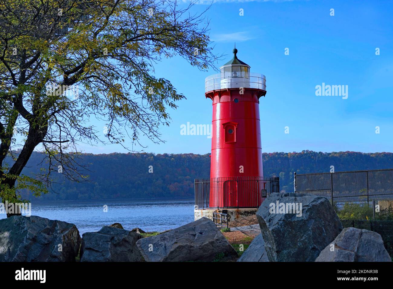 Piccolo faro rosso a Jeffrey's Hook, accanto al fiume Hudson, sotto il George Washington Bridge Foto Stock