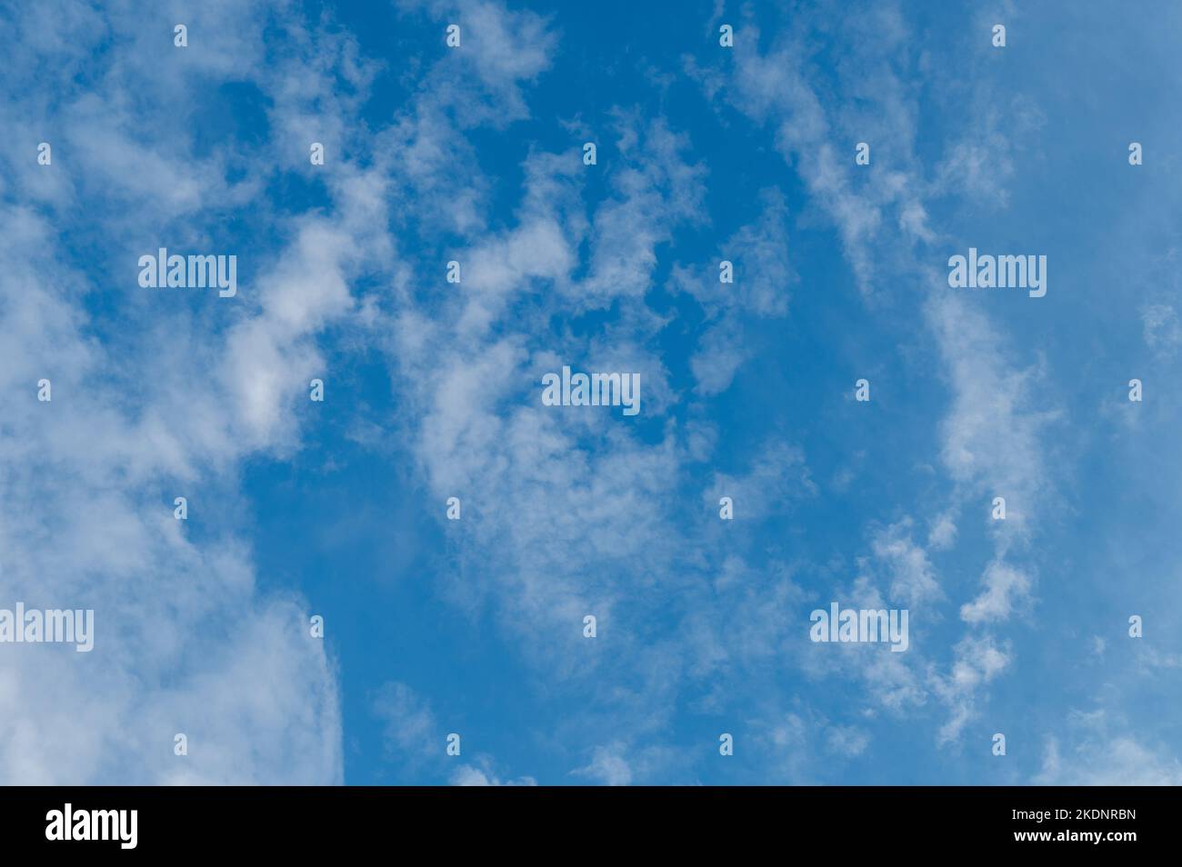 Macchie di nuvole sullo sfondo blu cielo vista ravvicinata Foto Stock