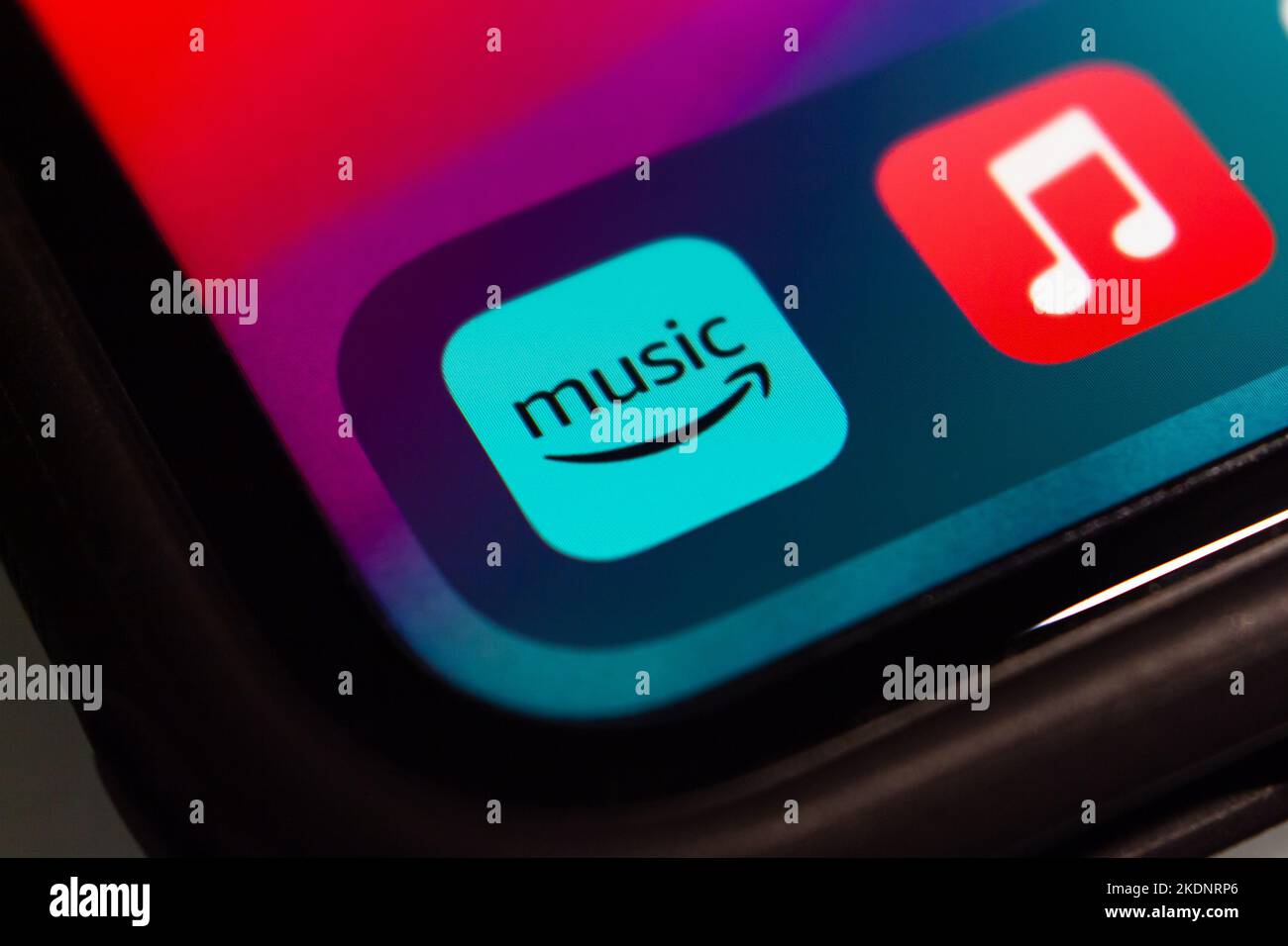 Vancouver, CANADA - Nov 4 2022 : Amazon Music, una piattaforma di streaming musicale online e negozio di Amazon inc., su uno schermo di iPhone. Foto Stock