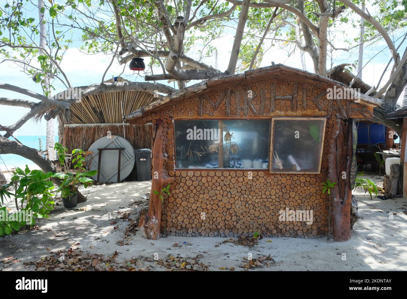 Bella casa in legno a Dhiffushi, Maldive. Foto Stock