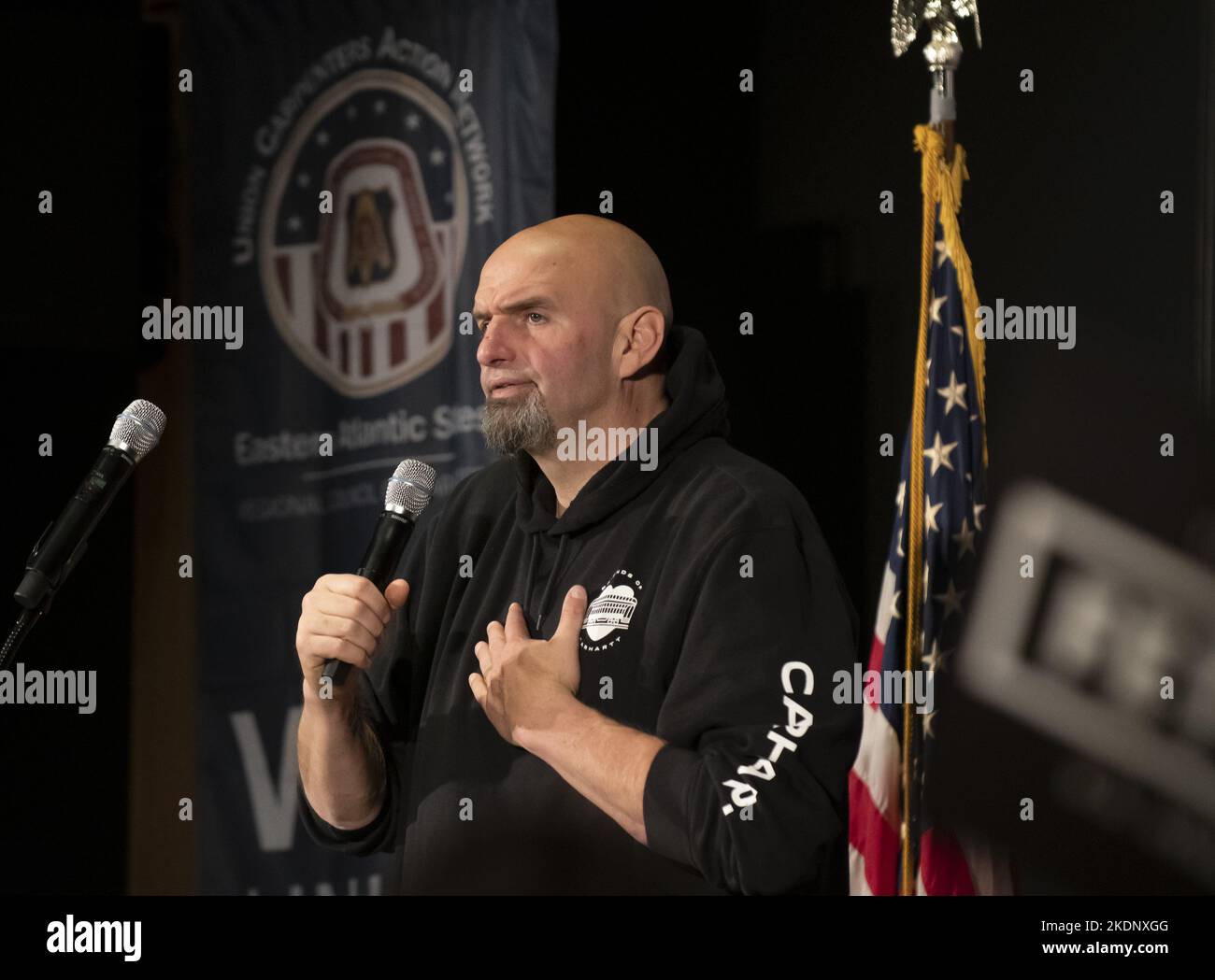 Pittsburgh, Stati Uniti. 07th Nov 2022. Il candidato democratico al Senato John Fetterman ha tenuto un discorso al raduno di voto alla vigilia delle elezioni di metà mandato alla Carpenters Union Hall di lunedì 7 novembre 2022 a Pittsburgh . Foto di Archie Carpenter/UPI Credit: UPI/Alamy Live News Foto Stock