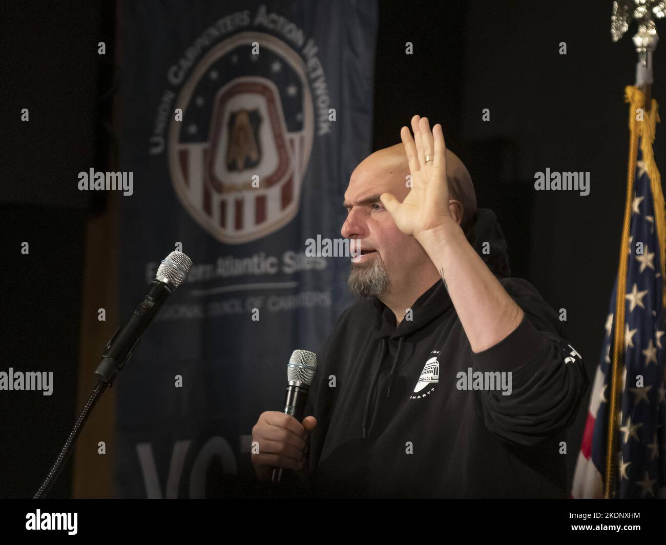 Pittsburgh, Stati Uniti. 07th Nov 2022. Il candidato democratico al Senato John Fetterman ha tenuto un discorso al raduno di voto alla vigilia delle elezioni di metà mandato alla Carpenters Union Hall di lunedì 7 novembre 2022 a Pittsburgh . Foto di Archie Carpenter/UPI Credit: UPI/Alamy Live News Foto Stock