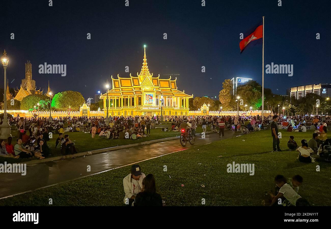 Moonlight Pavillion, Palazzo reale, Phnom Penh, Cambogia, 7 Nov 2022. La gente si affollò nel Parco del Palazzo reale di fronte all'elaborato Padiglione illuminato al chiaro di luna al Palazzo reale di Phnom Penh, Cambogia, per l'annuale Festival dell'acqua Cambogiana. Il festival principale è previsto per il 8 novembre 2022 e, mentre le tradizionali gare di dragoni lunghi sono state annullate, molti altri eventi e celebrazioni si svolgono in tre giorni lungo le rive del fiume Tonle SAP di fronte al Palazzo reale. Foto Stock