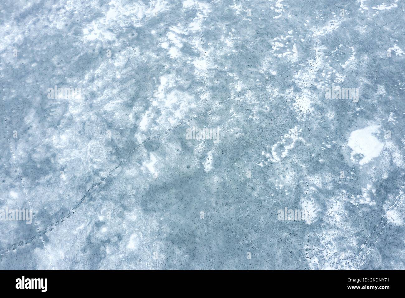 superficie del lago ghiacciato. vista aerea della superficie del lago ghiacciato. vista aerea dall'alto. Foto Stock