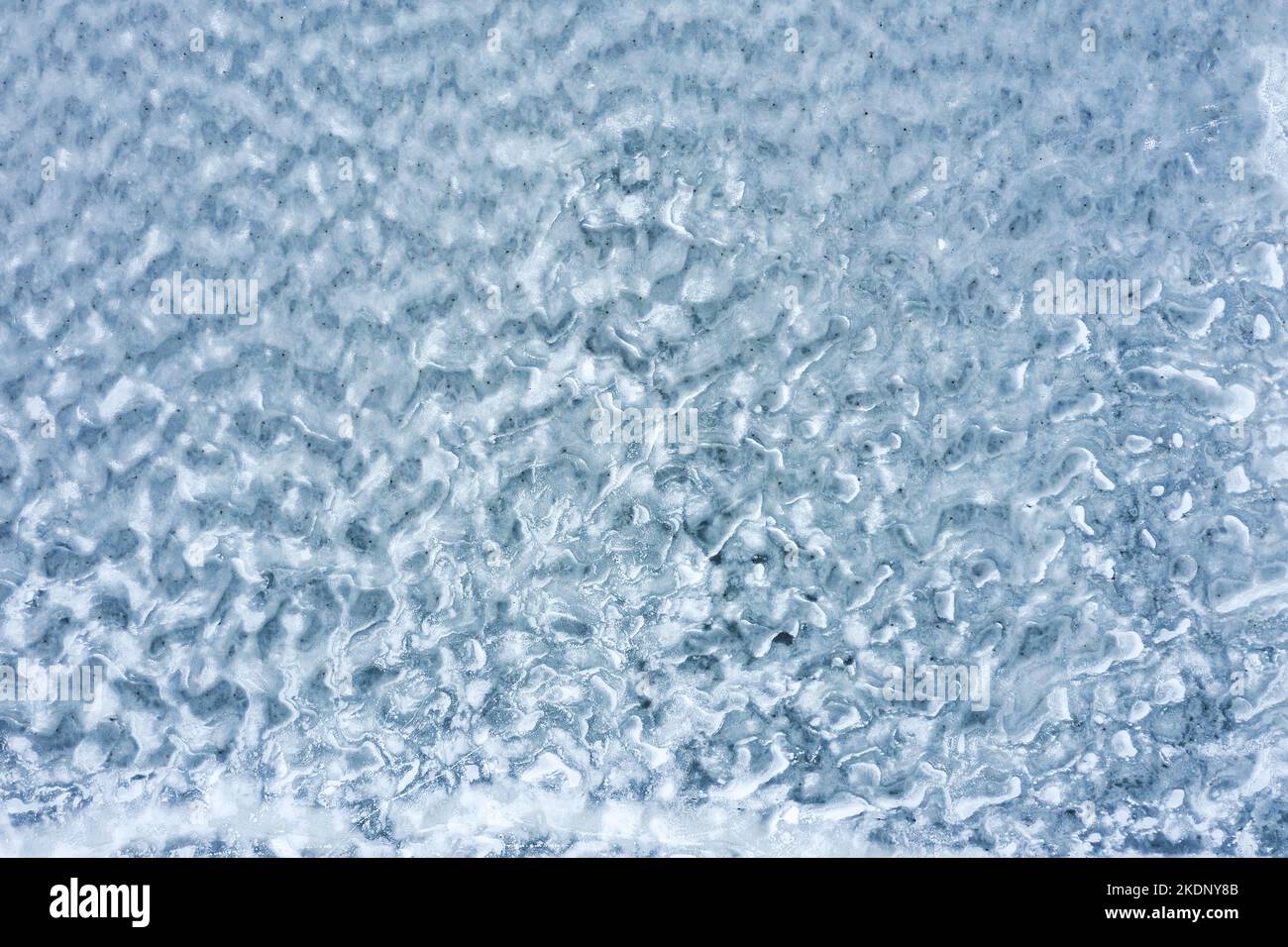 vista aerea della superficie del lago ghiacciato. motivo di fondo del lago ghiacciato. fotografia dei droni. Foto Stock
