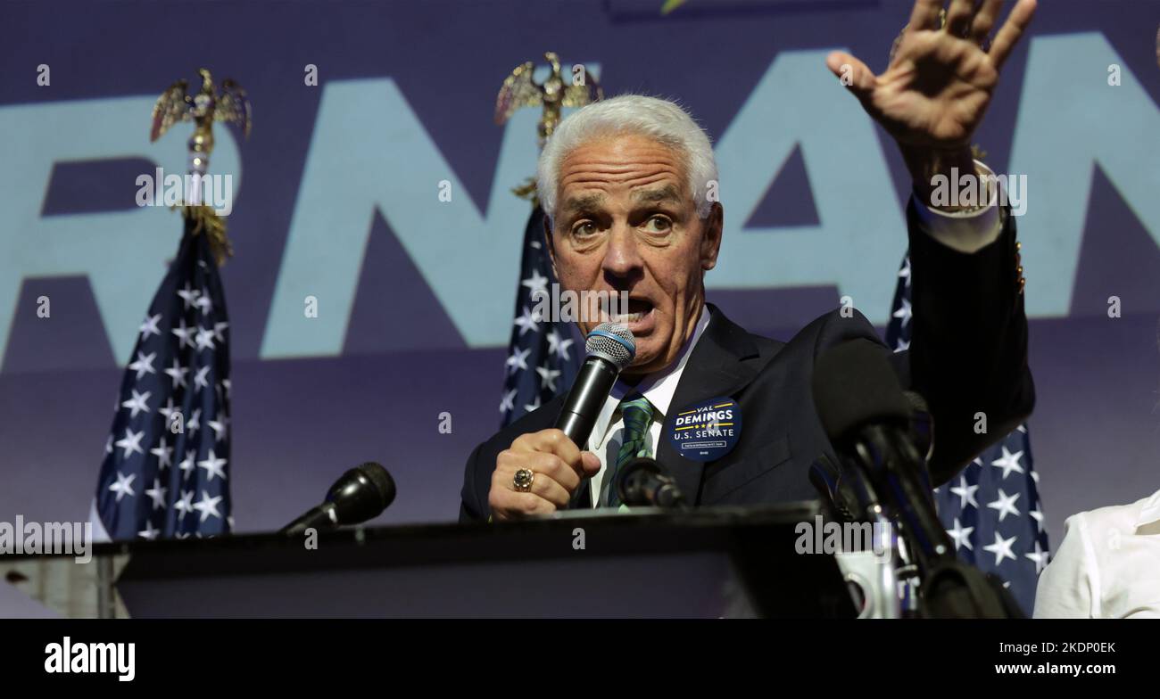 Fort Lauderdale, Stati Uniti. 07th Nov 2022. Il candidato gubernatorial Charlie Crist fornisce le osservazioni ad un 'uscire il Rally di voto' alla sede, Fort Lauderdale, Florida, lunedì 7 novembre, 2022. Foto di Gary i Rothstein/UPI Credit: UPI/Alamy Live News Foto Stock