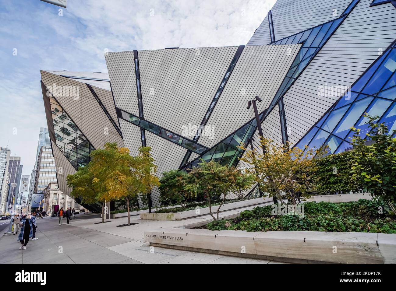 L'esterno dell'edificio del Royal Ontario Museum assomiglia a un cristallo, costituito da una struttura in vetro, alluminio e acciaio, e progettato da Daniel Libeskind negli anni '20 Foto Stock