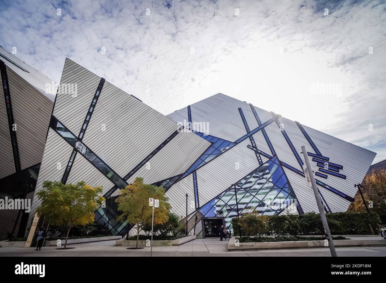 L'esterno dell'edificio del Royal Ontario Museum assomiglia a un cristallo, costituito da una struttura in vetro, alluminio e acciaio, e progettato da Daniel Libeskind negli anni '20 Foto Stock