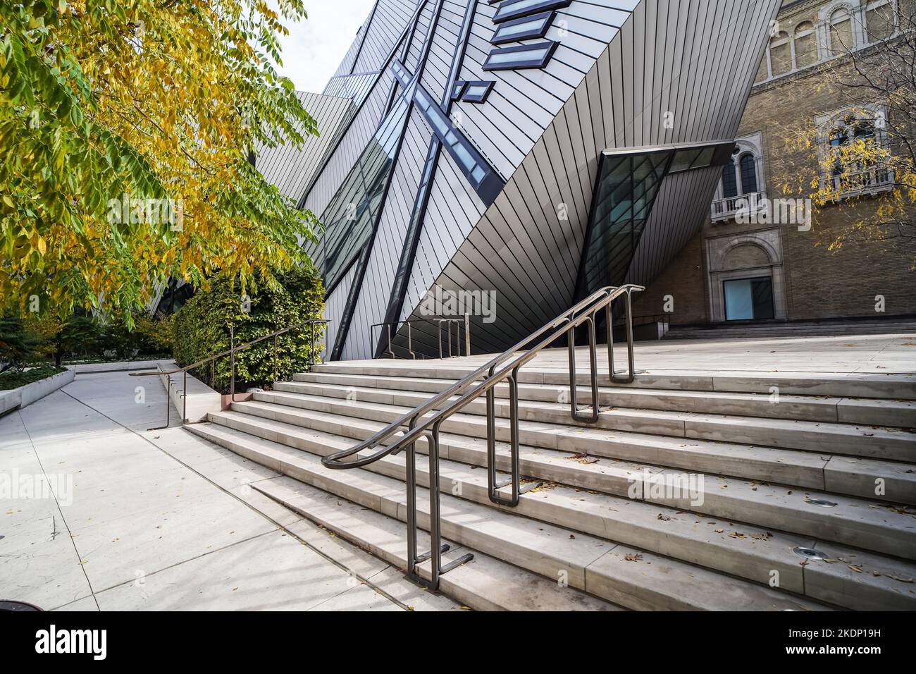 L'esterno dell'edificio del Royal Ontario Museum assomiglia a un cristallo, costituito da una struttura in vetro, alluminio e acciaio, e progettato da Daniel Libeskind negli anni '20 Foto Stock