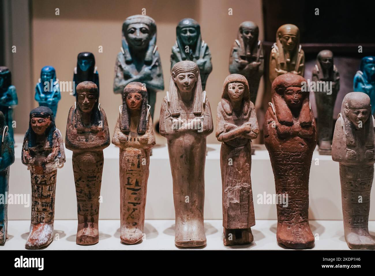 Uno shabti (noto anche come shawabti o ushabti) è una figurina generalmente mummiforme di circa 5 - 30 centimetri che si trova in molte antiche tombe egiziane. Loro Foto Stock