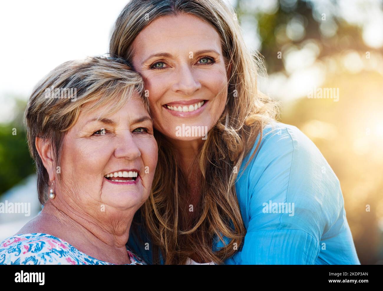 Mia madre è una su un milione. Ritratto di una donna matura felice che abbraccia la madre all'aperto. Foto Stock