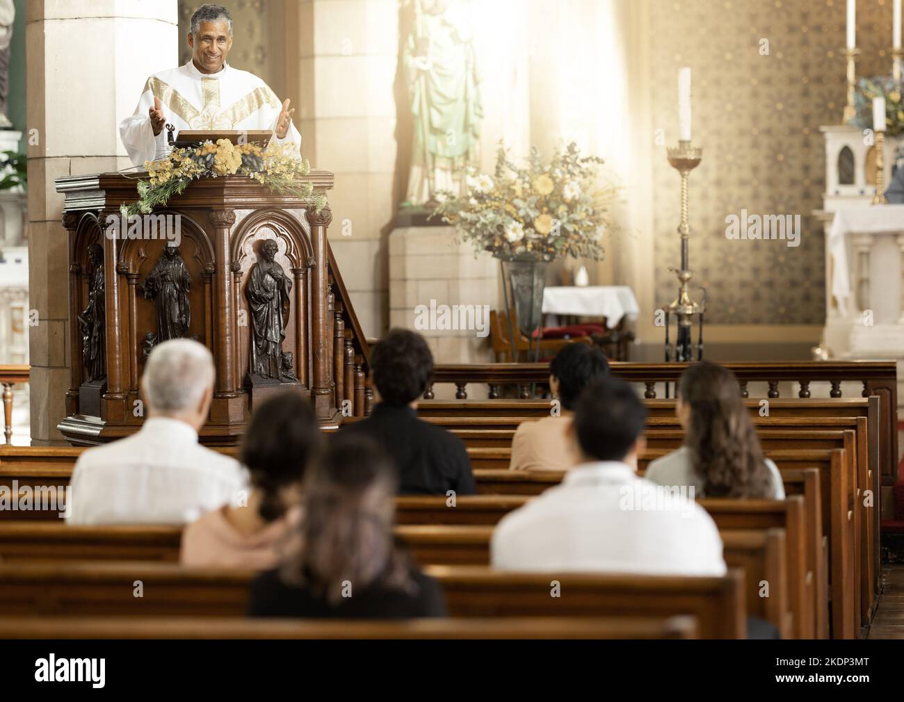 Sacerdote, pastore e uomo spirituale nel sermone della chiesa, preghiera e discorso al popolo cattolico, culto e lettura della bibbia, preghiera o servizio. Cristiano Foto Stock