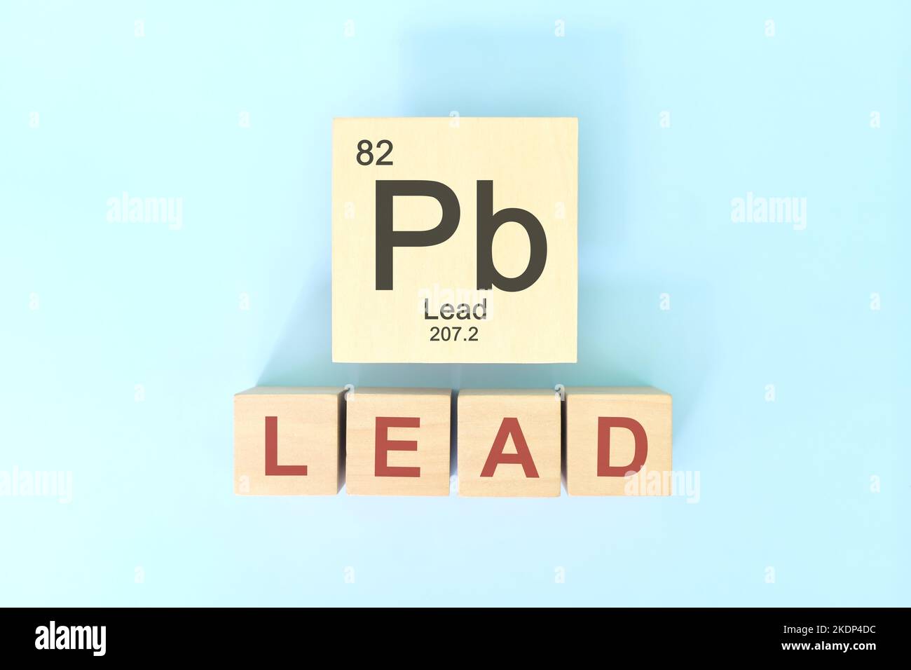 Simbolo dell'elemento chimico del piombo con massa atomica e numero atomico in blocchi di legno composizione a giacitura piatta. Concetto di chimica e Scienza. Foto Stock